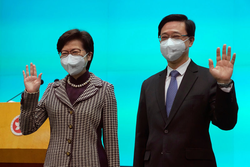 John Lee tar snart över som Hongkongs ledare. Här är han till höger om företrädaren Carrie Lam tidigare i maj.