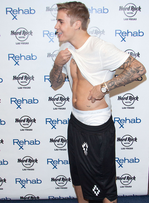 Justin Bieber visar magen på Floyd Mayweathers party. Justin Bieber visar magen på Floyd Mayweathers party.