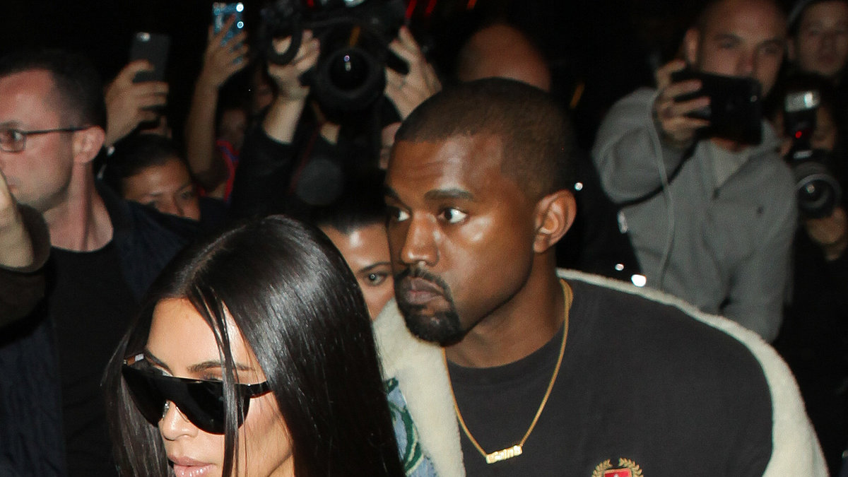Kim Kardashian pistolhotades på sitt hotellrum i Paris för drygt tre veckor sedan. 