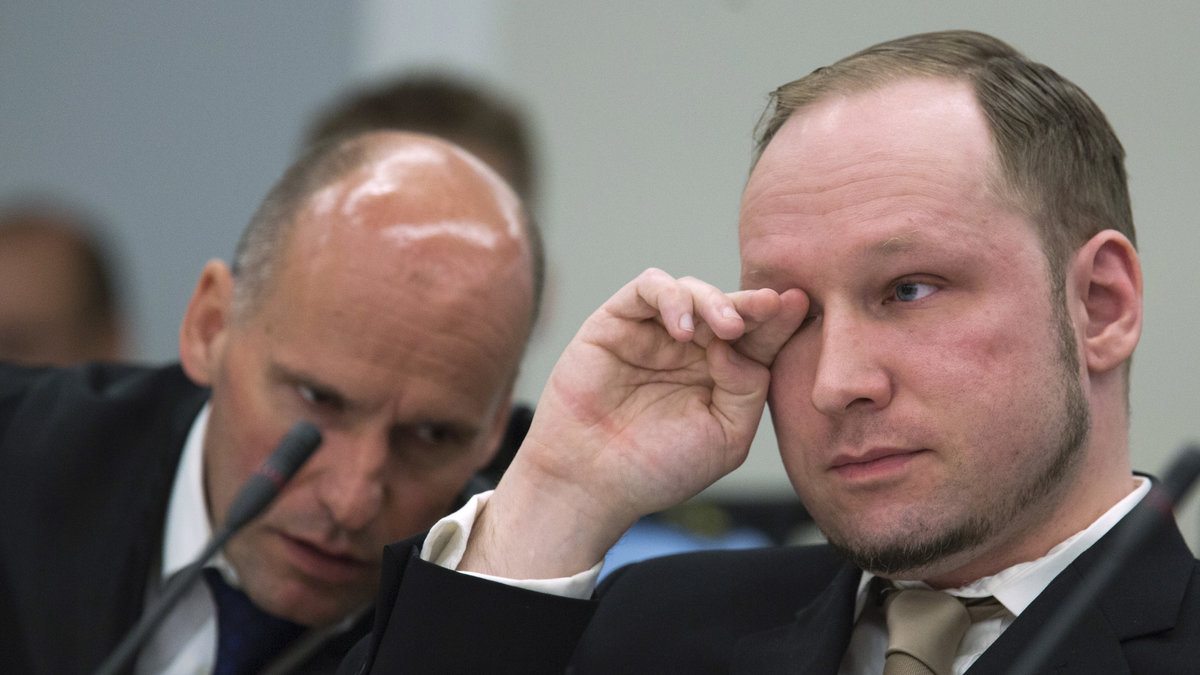 En fånge kom fram till den dörr som skyddar Breivik. 