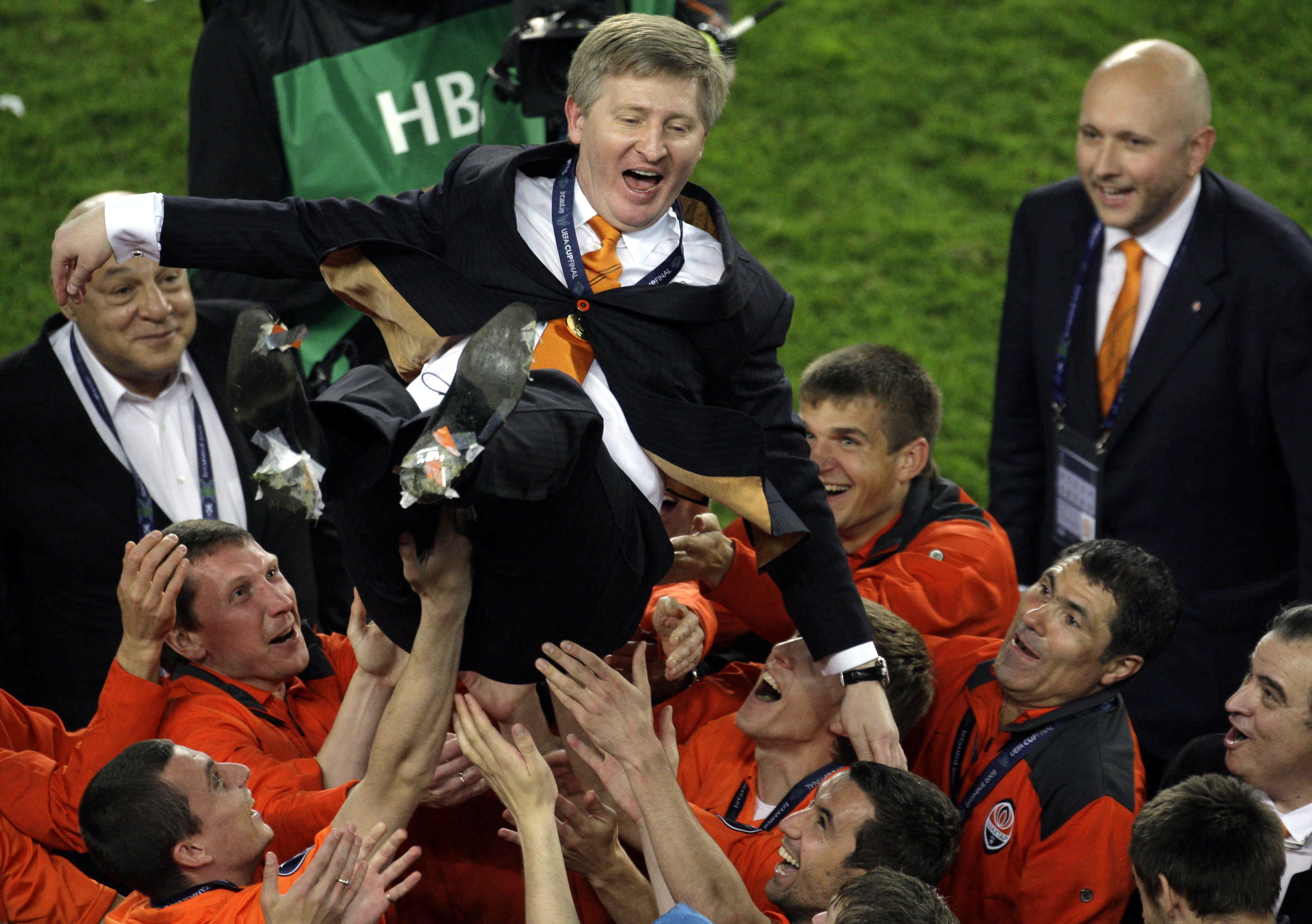 Rinat Akhmetov lyfts till skyarna efter att Shakhtar Donetsk vunnit Uefacupen 2009.