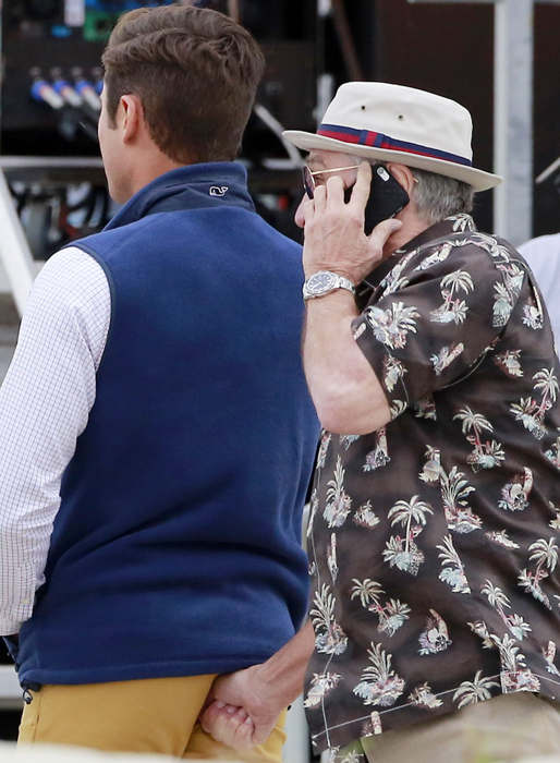 Robert De Niro pillar Zac Efron i rumpan under inspelningen. Robert De Niro pillar Zac Efron i rumpan under inspelningen.