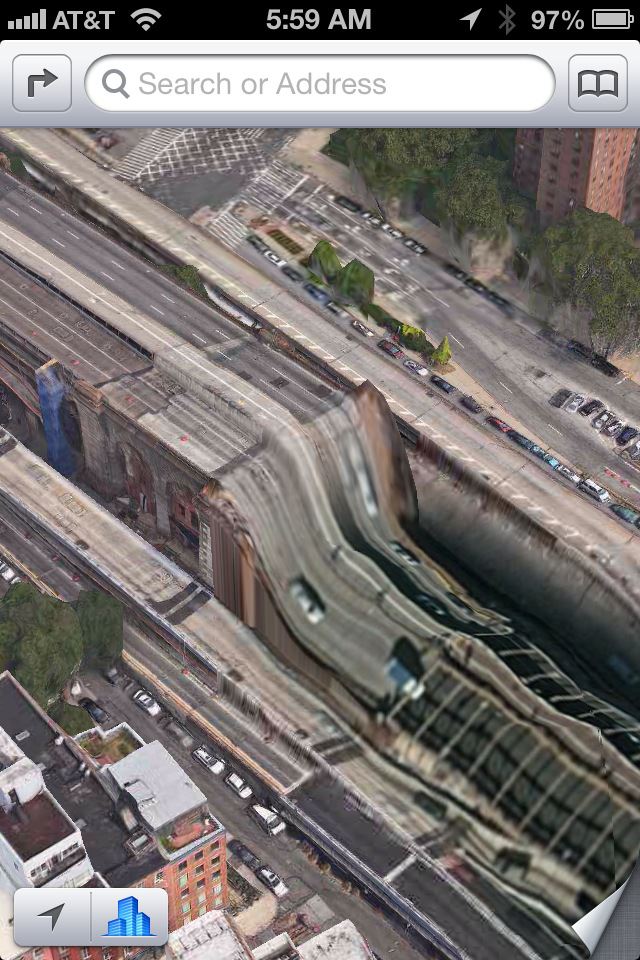 Går jorden under? Nej, det är bara Brooklynbron enligt Apples kartor. Går jorden under? Nej, det är bara Brooklynbron enligt Apples kartor.