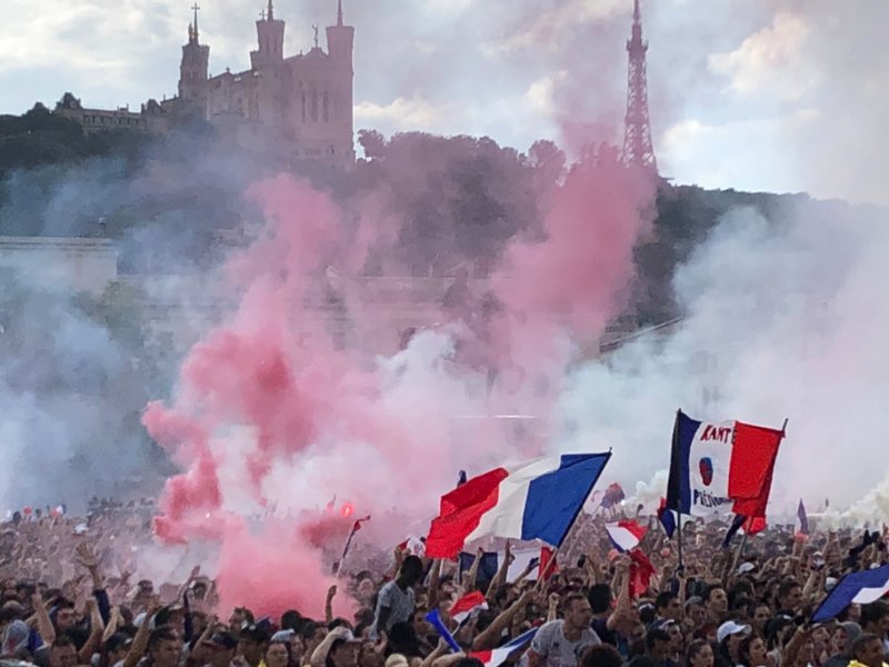 Rökridå över folkhav i Lyon.