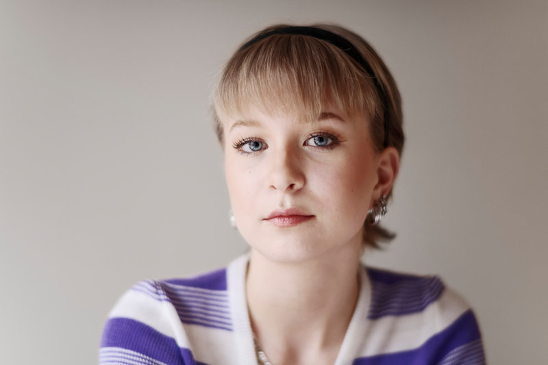 För att kunna spela aspirerande ståupkomiker tog Sigrid Johnson hjälp av kompisen och komikern Nour El Refai. ”Vi var ensamma på Norra Brunn och så fick jag stå på scenen med manuset och prova”, berättar hon.