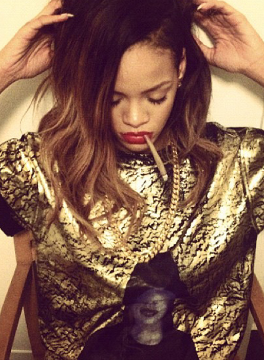 Rihanna röker något... Rihanna röker något...