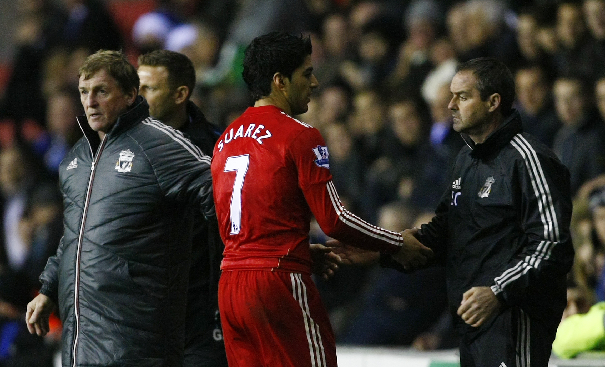Suarez får inte hjälpa Liverpool - han är avstängd. 