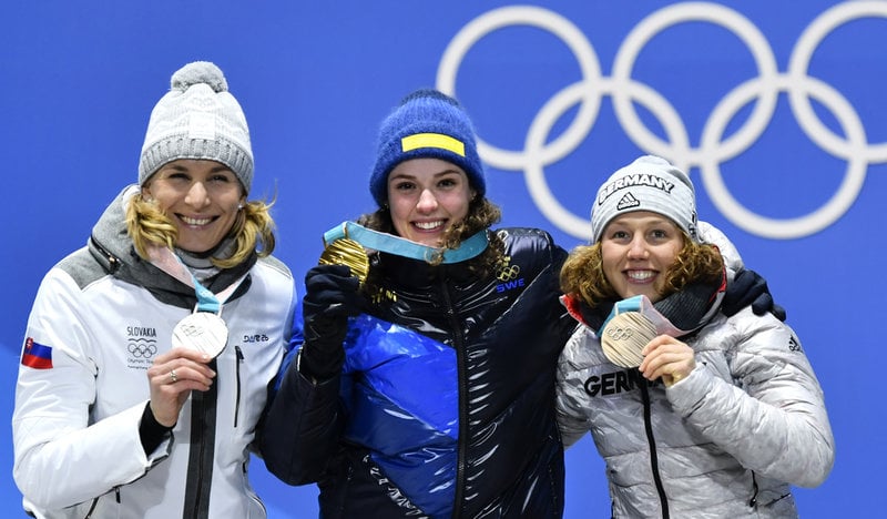 Laura Dahlmeier, till höger, med sitt OS-brons i distansloppet i Pyeonchang 2018. I mitten guldmedaljören Hanna Öberg och till vänster silvermedaljören Anastasiya Kuzmina, Slovakien.