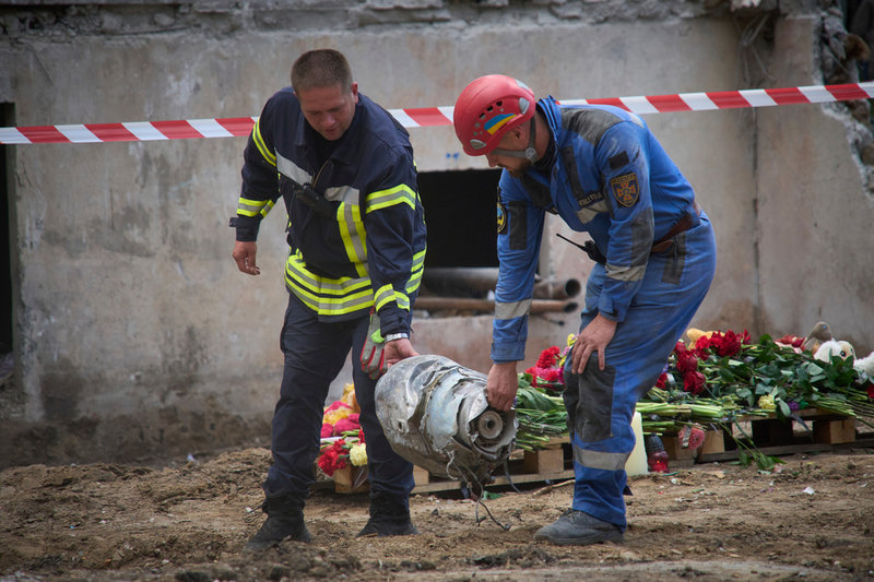 Rester av en rysk robot som slog ner i ett flera våningar högt lägenhetshus i den ukrainska huvudstaden Kiev bärs bort. Bild från i början av augusti.
