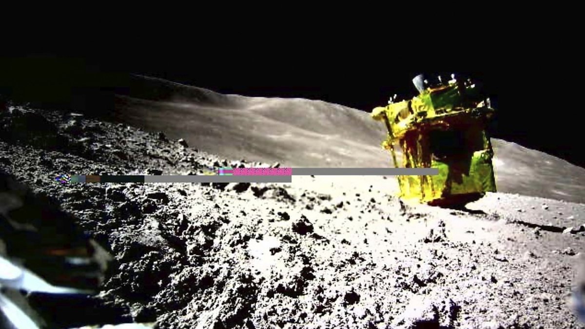 Slim på en bild tagen av sondens lilla månbil LEV-2 (Lunar Excursion Vehicle 2).