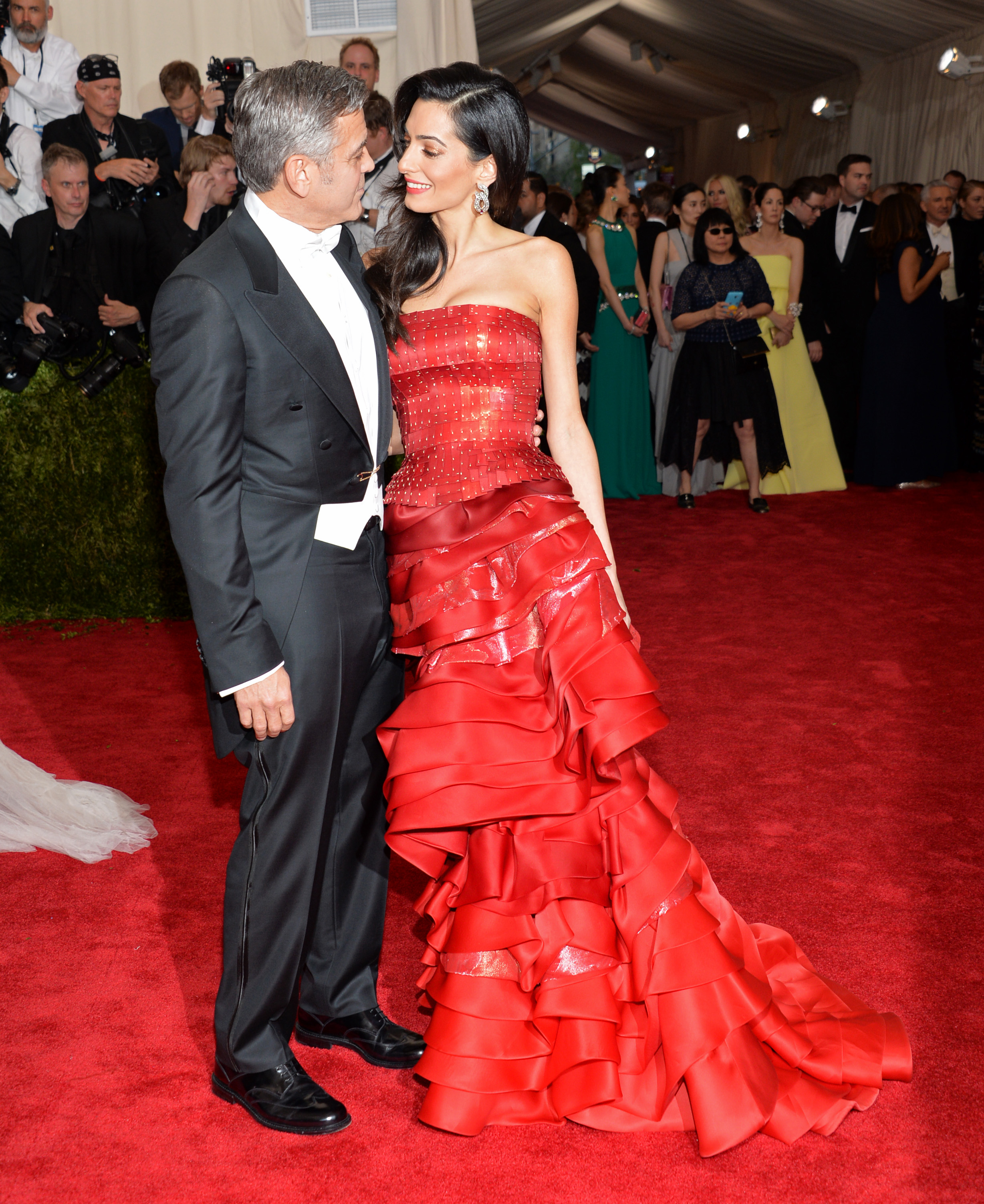 George Clooney och Amal Clooney får pluspoäng för att de alltid är så stiliga ihop, men klänningen är en besvikelse. George Clooney och Amal Clooney får pluspoäng för att de alltid är så stiliga ihop, men klänningen är en besvikelse.