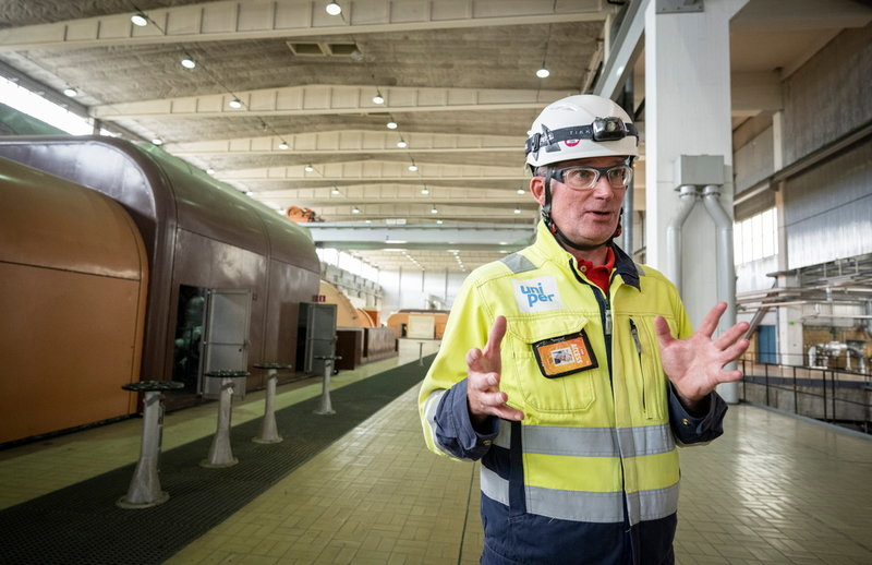 Henrik Svensson, chef på Karlshamnsverket, framför generatorerna i turbinhallen.