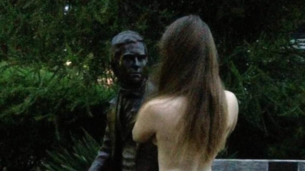 Charlotte, franska-studerande, frågar kanske statyn något.