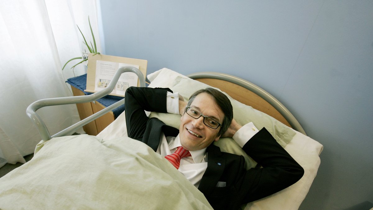 Här ligger Göran Hägglund i en säng med bolltäcke som kan lindra stress och för vissa även lindra akuta ångest attacker.