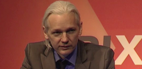... är rasande på Wikileaks grundare Julian Assange.