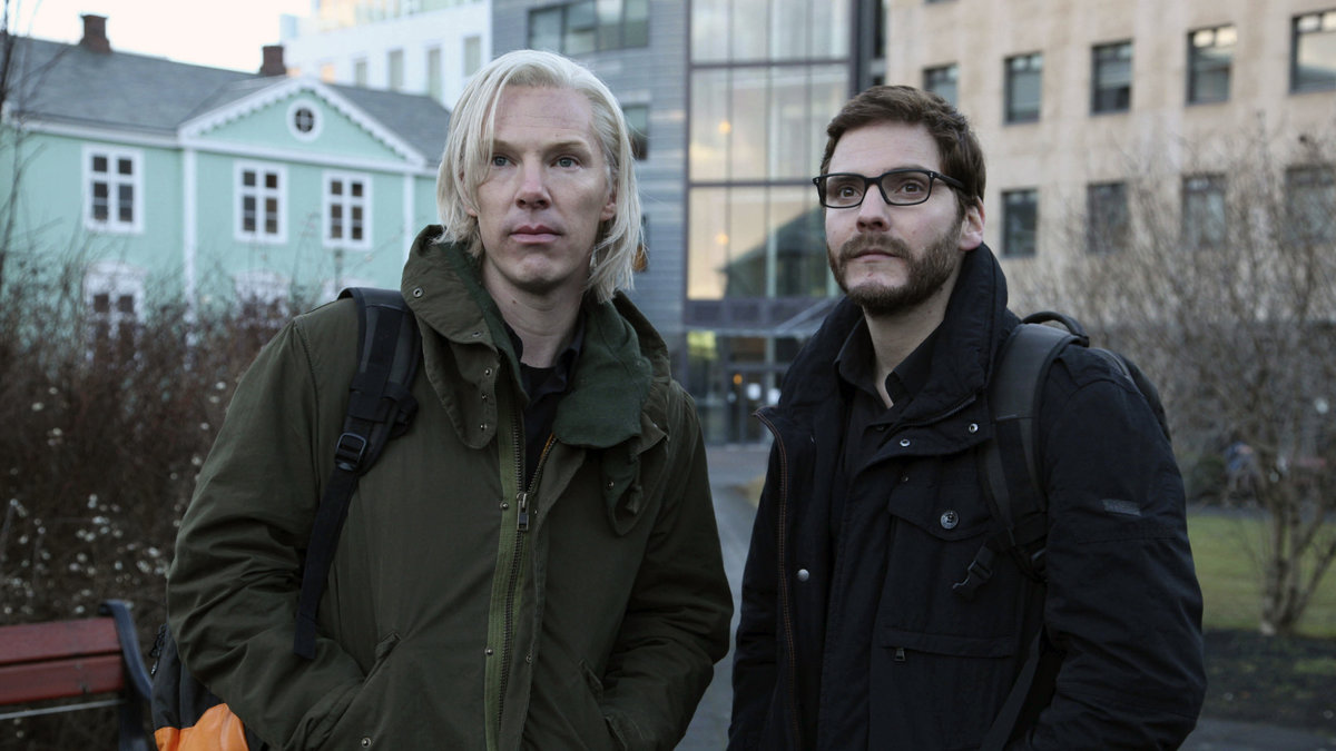 Benedict Cumberbatch (till vänster) som Julian Assange och Daniel Brühl som Daniel Domscheit-Berg.