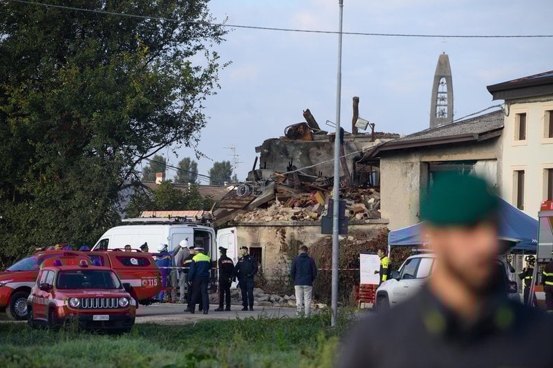 Räddningsarbetare och poliser till platsen efter explosionen i staden Castel d'Azzano, Verona. Foto: Claudio Furlan/AP/TT Räddningsarbetare och poliser till platsen efter explosionen i staden Castel d'Azzano, Verona. Foto: Claudio Furlan/AP/TT