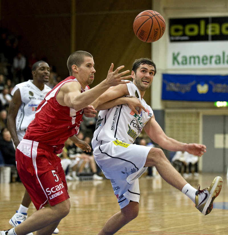 Emil Salon i rött under en match i basketligan för Gothia. Foto: Anders Wiklund / TT /