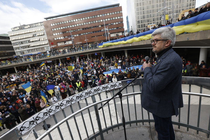 Ukrainas ambassadör i Sverige, Andrii Plakhotniuk, talar under manifestationen.