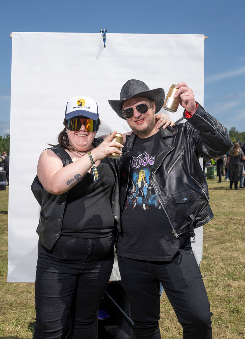 Kyrkogårdsvaktmästaren Daniel, 35 från Sundsvall besöker festivalen med sin flickvän Malin 30, från Timrå.