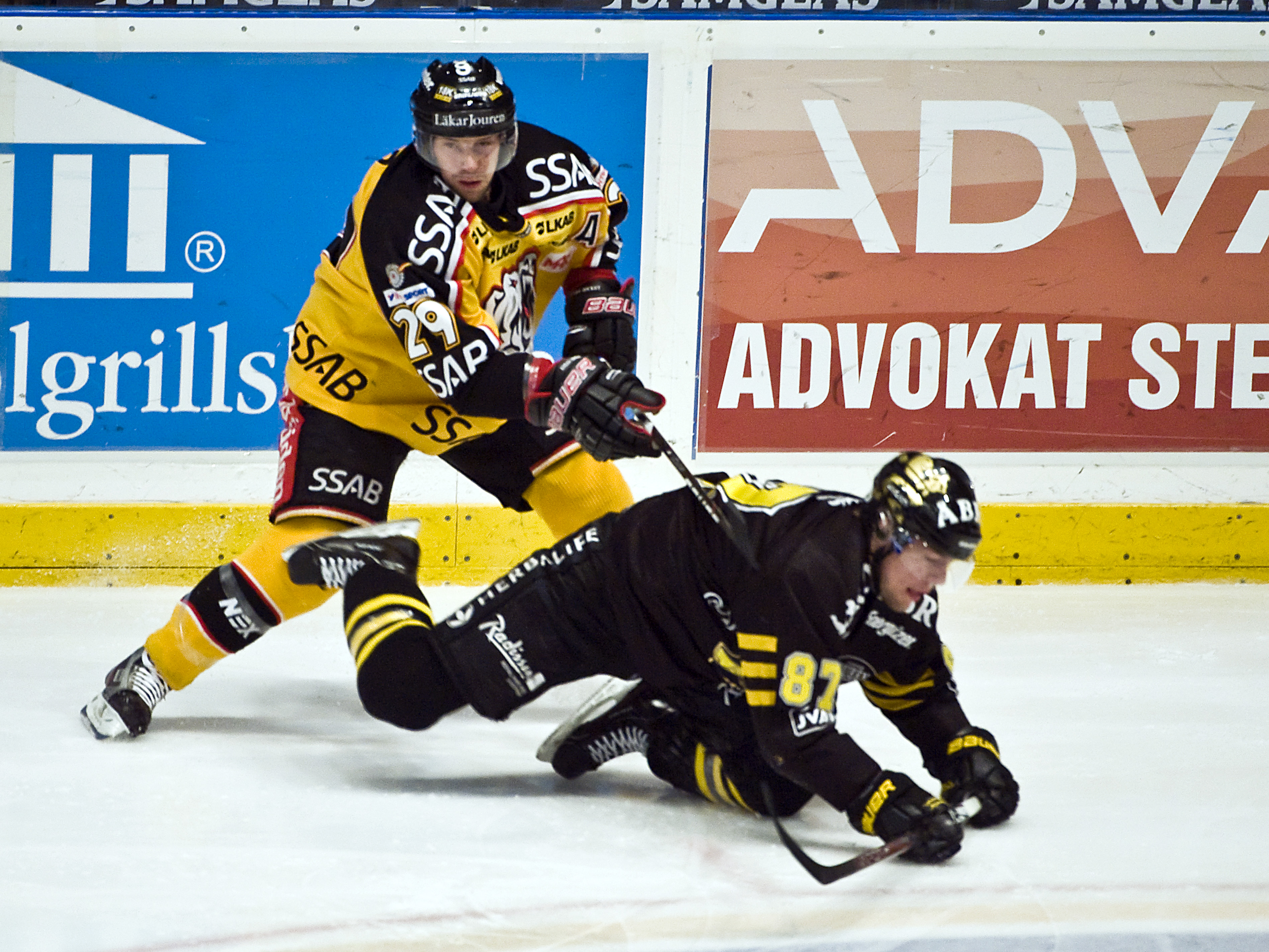 Chris Abbott stängs av i 3+2 matcher för tacklingen på Rastislav Pavlikovsky. Här i närkamp med AIK:s Robert Rosén under den andra kvartsfinalmatchen.