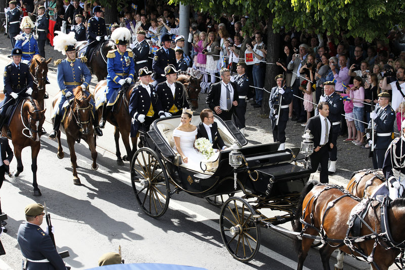 Kronprinsessan Victoria och prins Daniel åkte kortege genom Stockholm efter vigseln i Storkyrkan 2010. Till kungens 50-årsjubileum planeras en liknande färd.