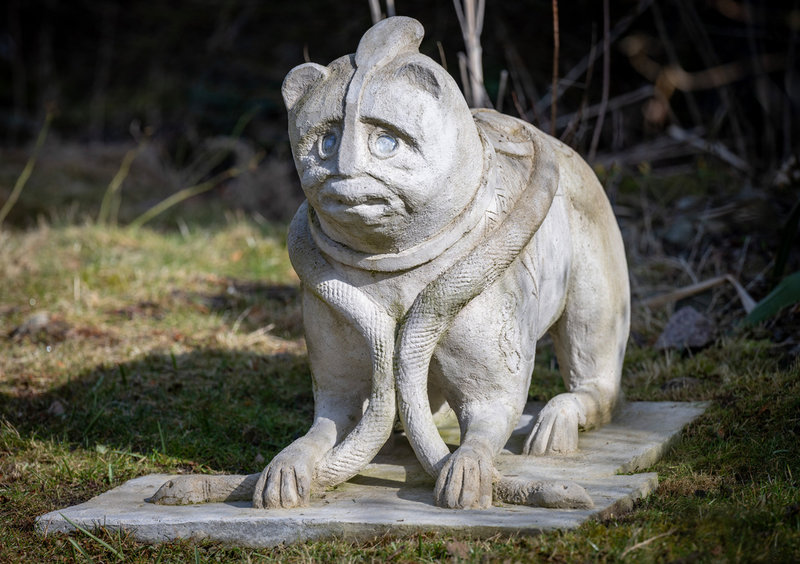 Skulpturen Helge på plats i Uppåkra.