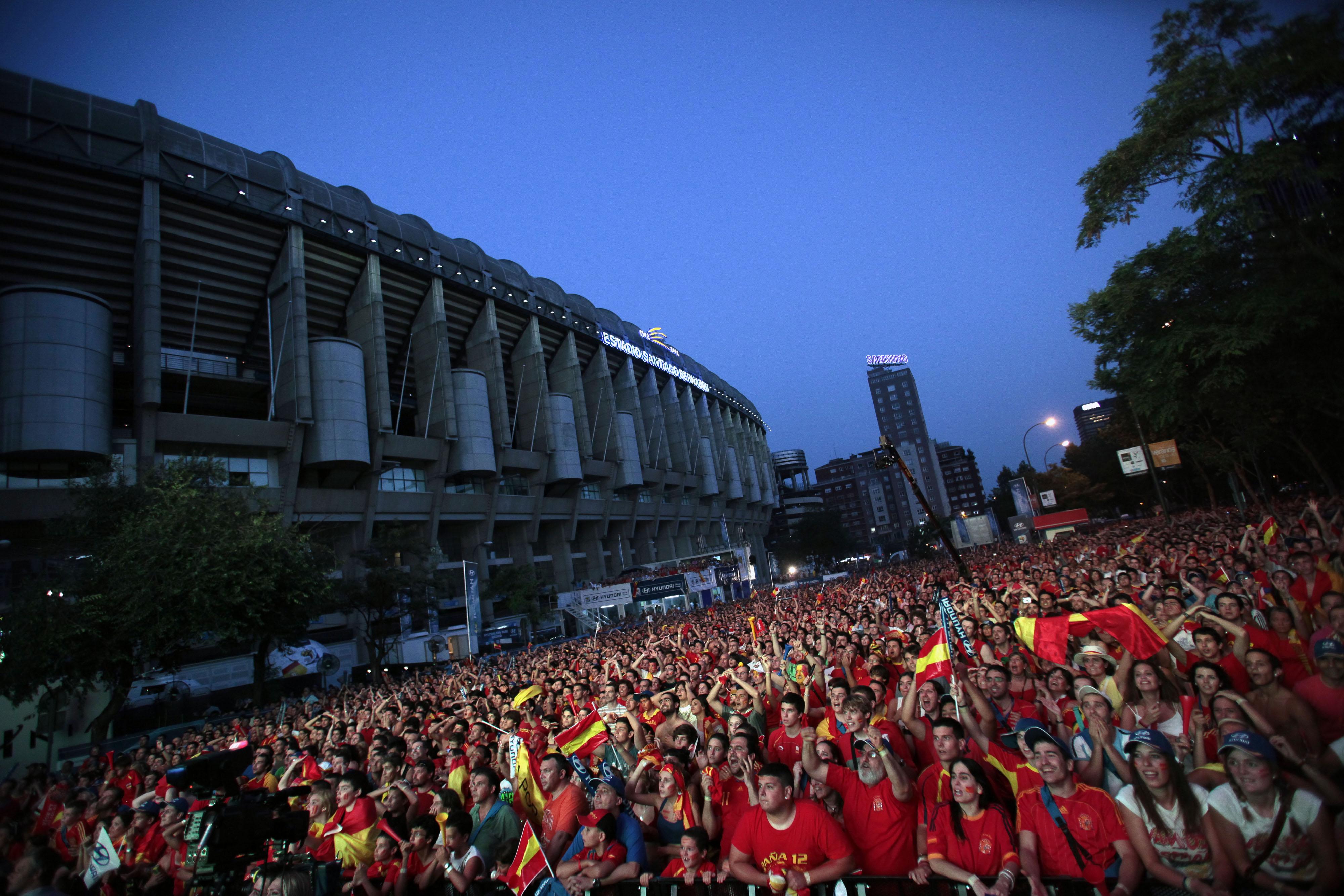 Vilt jubel utanför Santiago Bernabeu. Vilt jubel utanför Santiago Bernabeu.