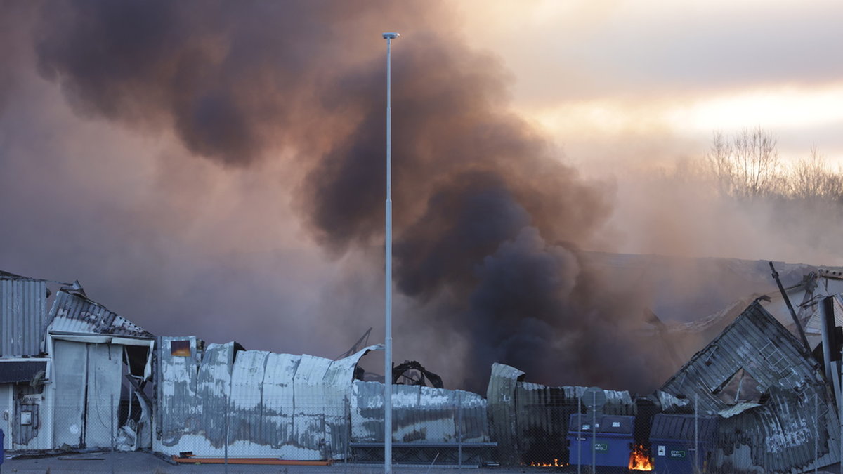 En lagerbyggnad i Norrköping totalförstördes i en storbrand under natten mot torsdagen.