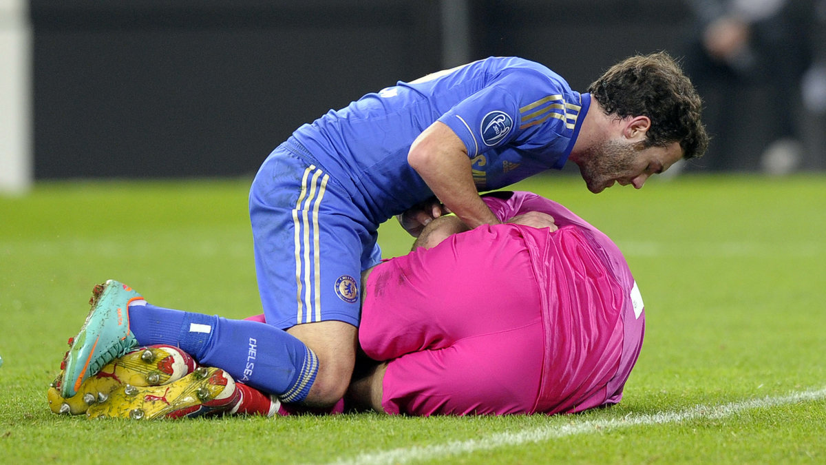 Juan Mata faller över Gianluigi Buffon.