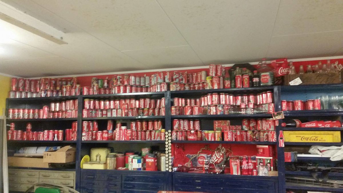 Niklas garage är fullt av Coca Cola-prylar.
