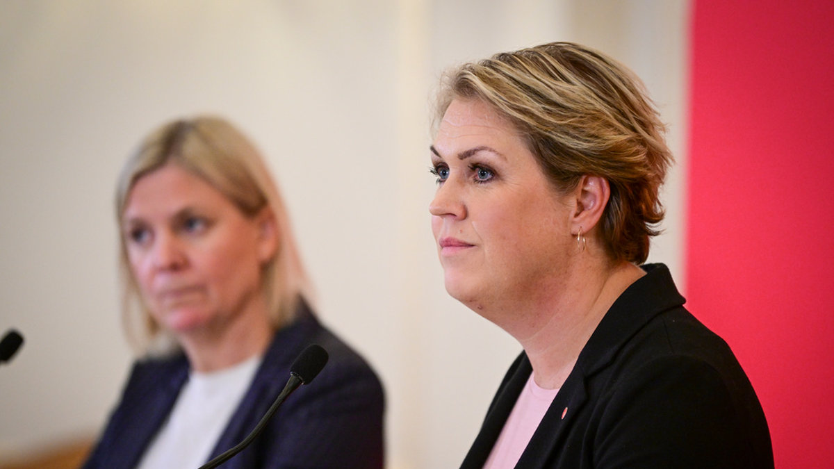 Lena Hallengren, nyvald som gruppledare för Socialdemokraterna i riksdagen, och partiledaren Magdalena Andersson.