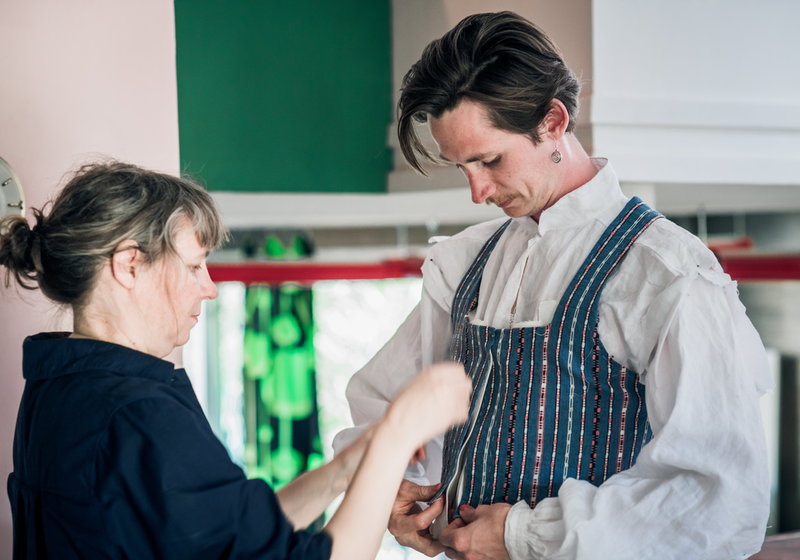 Bäckadräkten finns än så länge bara i ett exemplar, skräddarsydd för att passa musikern och artisten Fredy Clue, som kommer att ha den på sig på scen. Pressbild.