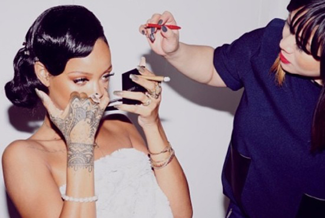 Rihanna har inte alltid, som här, en makeupa-artist till hands. Hennes bästa tips för att fräscha upp sin makeup eller fixera den är att använda en facemist. Rihannas favorit är Jane Iredale D20 Hydration Spray. Jane Iredale säljs på NK och Åhlens i Stockholm. Rihanna har inte alltid, som här, en makeupa-artist till hands. Hennes bästa tips för att fräscha upp sin makeup eller fixera den är att använda en facemist. Rihannas favorit är Jane Iredale D20 Hydration Spray. Jane Iredale säljs på NK och Åhlens i Stockholm.