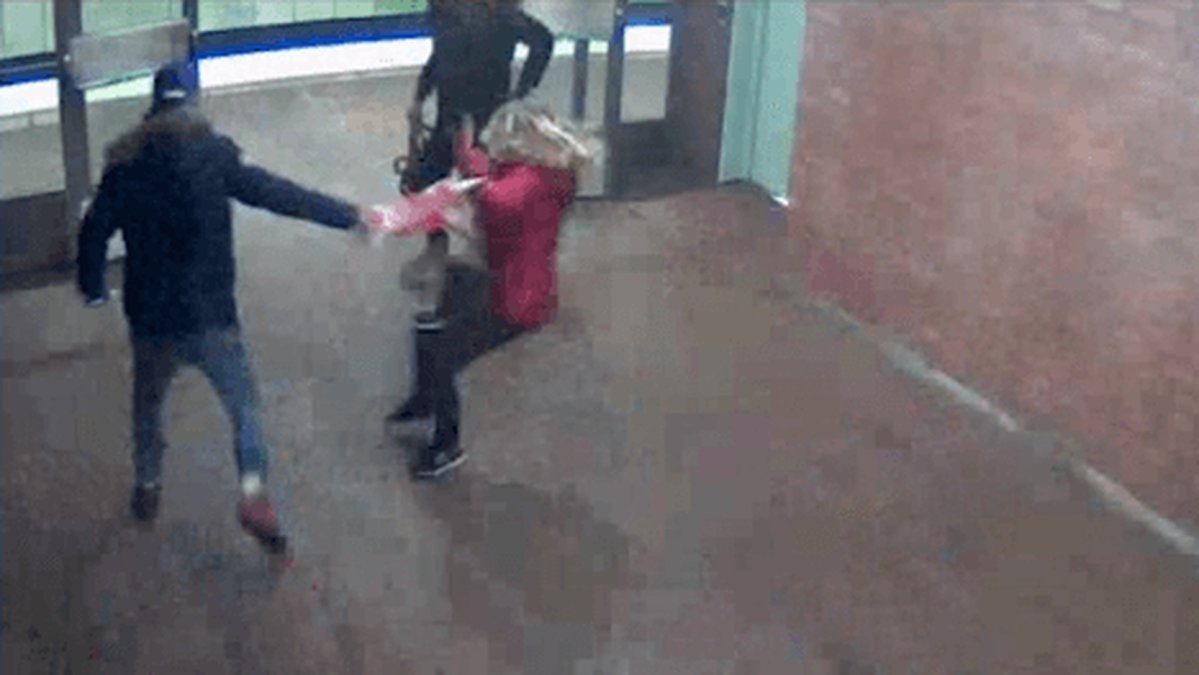 Attacken skedde vid Mälarhöjdens tunnelbana i Stockholm.