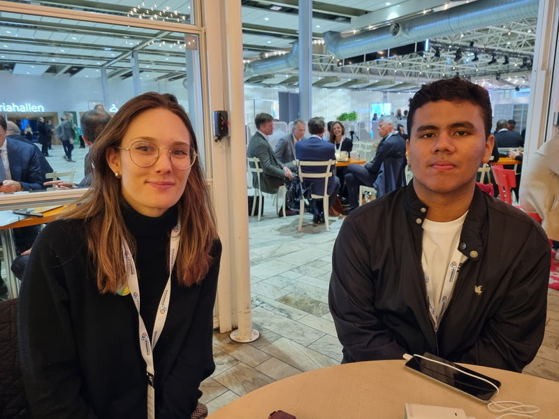 Karolina Lagercrantz, vice ordförande i Push Sverige, och Juan David Amay, Fridays for future, Colombia, vittnar om svårigheter för unga att ta sig till klimatkonferensen i Stockholm.