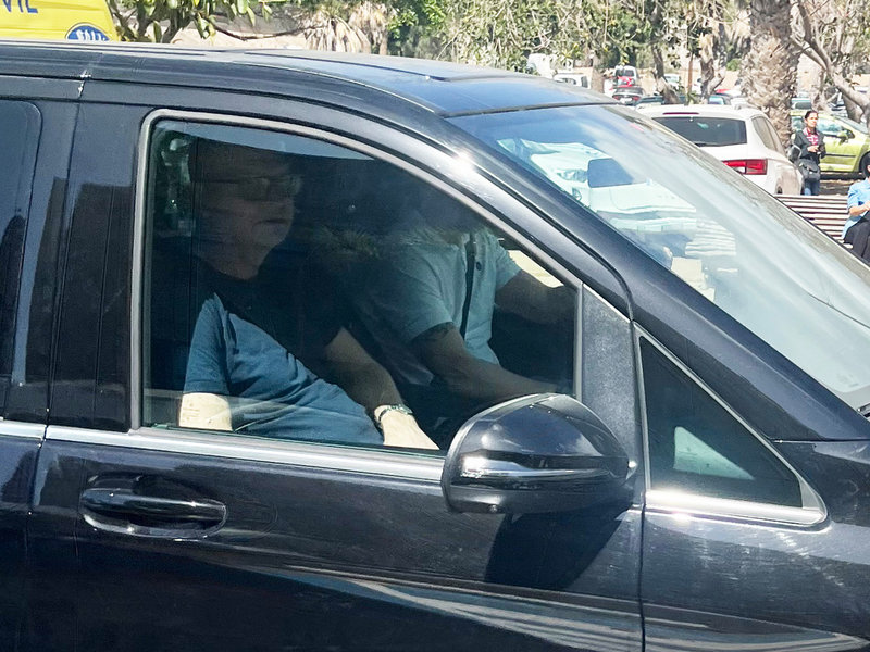 Kungens personlige läkare Bjørn Bendz anlände till sjukhuset på Teneriffa under onsdagen.