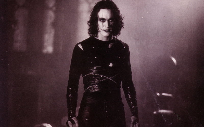Kråkan är redo att flyga igen. Fantasyfilmen 'The crow' från 1994 ska spelas in på nytt med Bill Skarsgård i Brandon Lees gamla paradroll. Pressbild.