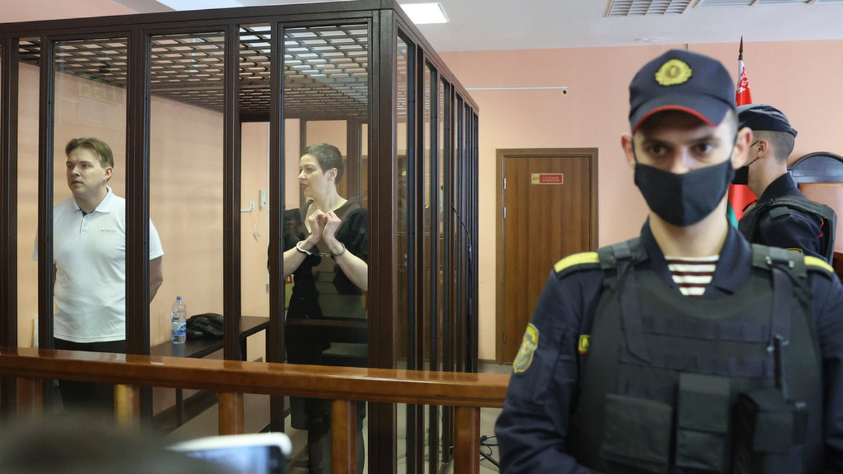 Aktivisten Maria Kolesnikova och advokaten Maksim Znak i rätten i Minsk i september 2021. Bägge två dömdes till mångåriga fängelsestraff för sina roller i protesterna 2020.