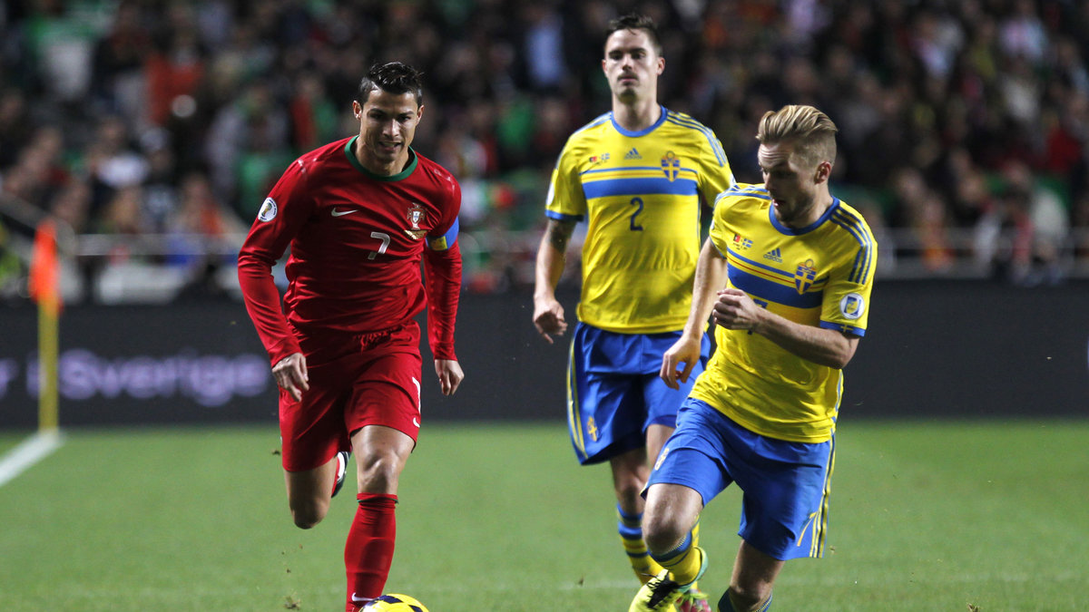 Sebastian Larsson jagar Ronaldo.