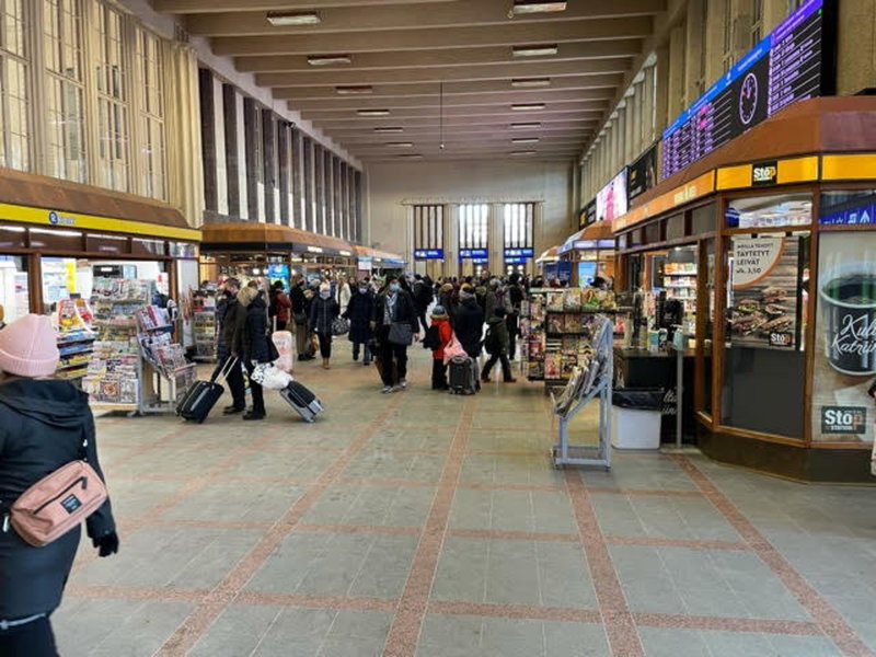 Helsingfors järnvägsstation har blivit vägen ut för många ryssar som vill ta sig till EU.