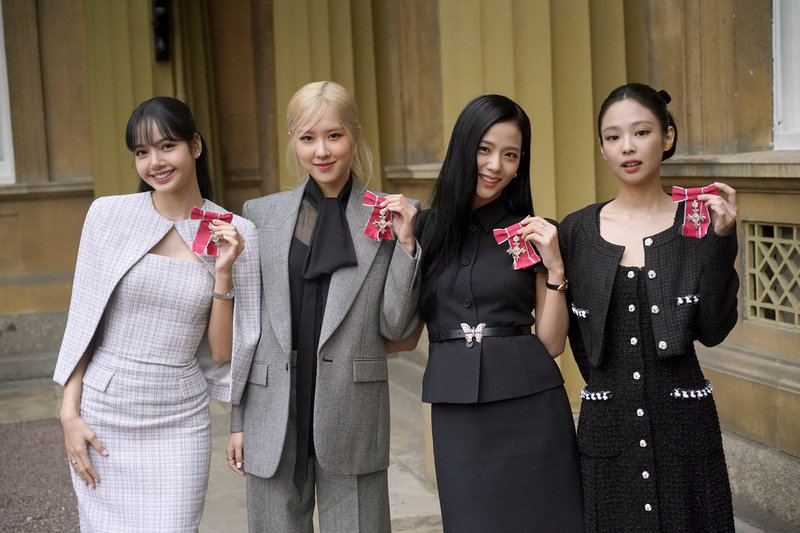 Lalisa Manoban, Roseanne Park, Jisoo Kim och Jennie Kim i K-pop bandet Blackpink poserar med sina hedersutmärkelser.