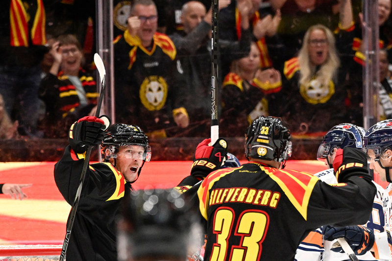 Nicklas Bäckström och Jakob Silfverberg jublar efter 1–1-kvitteringen.