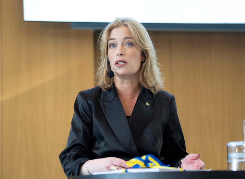 Klimat- och miljöminister Annika Strandhäll tar emot rapport från Klimatpolitiska rådet.
