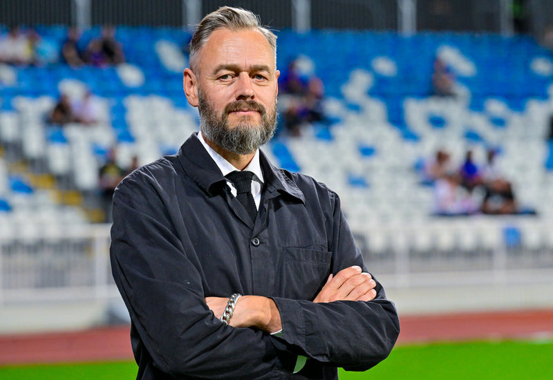 Fotbollsjournalisten Olof Lundh säger att fotbollen har valt sin väg – pengarna är viktigare än att folk har råd att se matcherna på tv. 