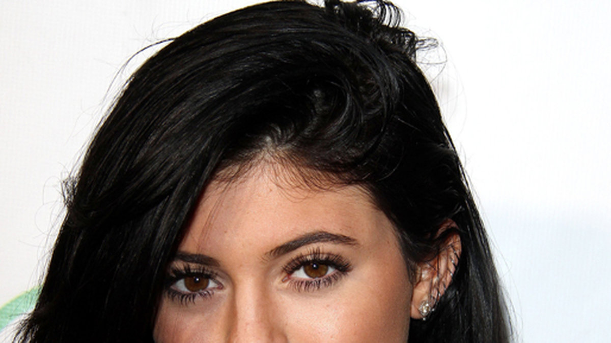 Kylie Jenner med målade läppar och lösögonfransar. 