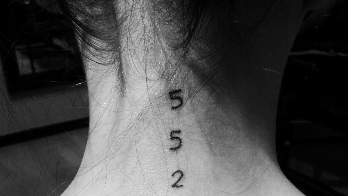 Carolinhe Josfalk har siffrorna "55291" tatuerade i nacken. 