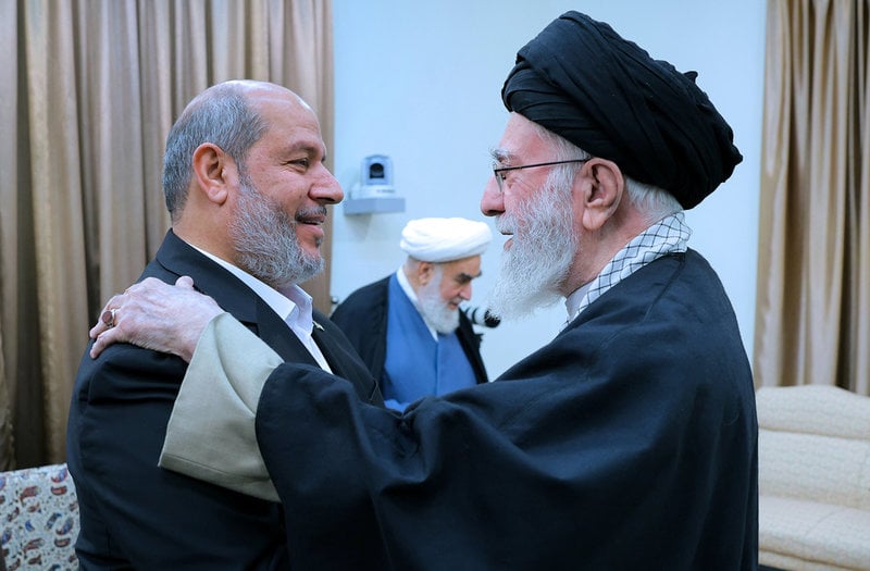 Efter att många av Hamas högsta ledare har dödats styrs rörelsen nu av en tillförordnad kvintett. En av de fem är Khalil al-Hayya (till vänster i bild) som också har varit Hamas chefsförhandlare. Här träffade han Irans ayatolla Ali Khamenei i februari i år, några månader före det korta kriget mellan Israel och Iran.