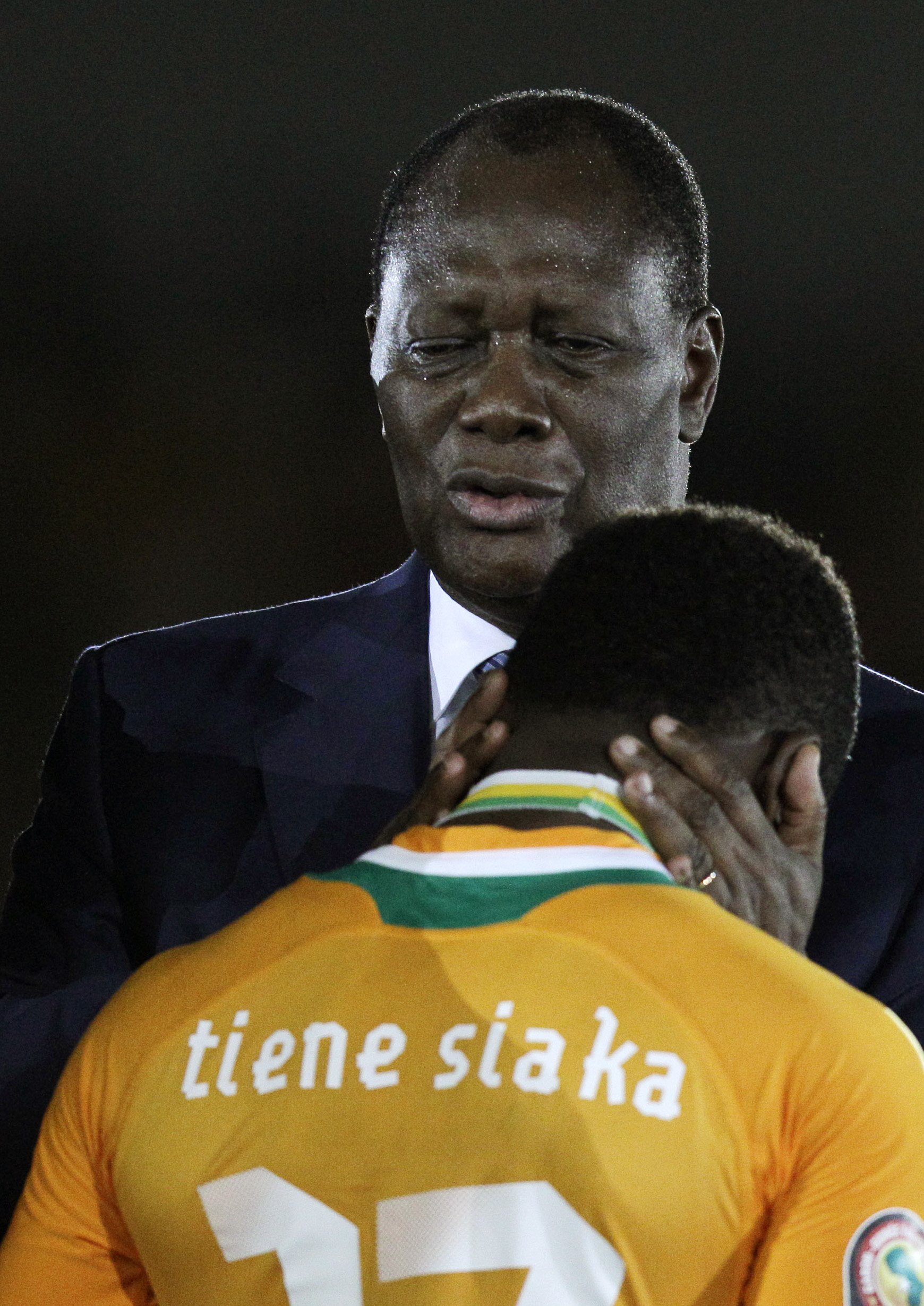President Alassane Ouattara tröstar Siaka Tiene efter finalförlusten. 