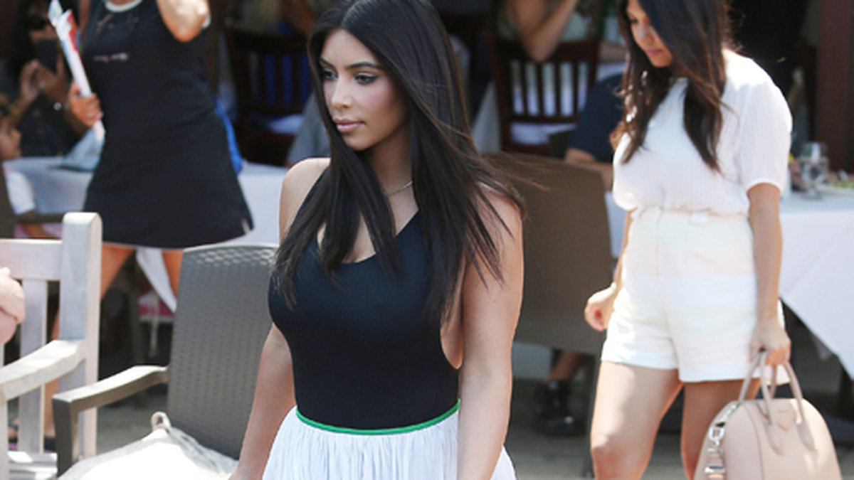 Kim Kardashian kör somrig klänning. 